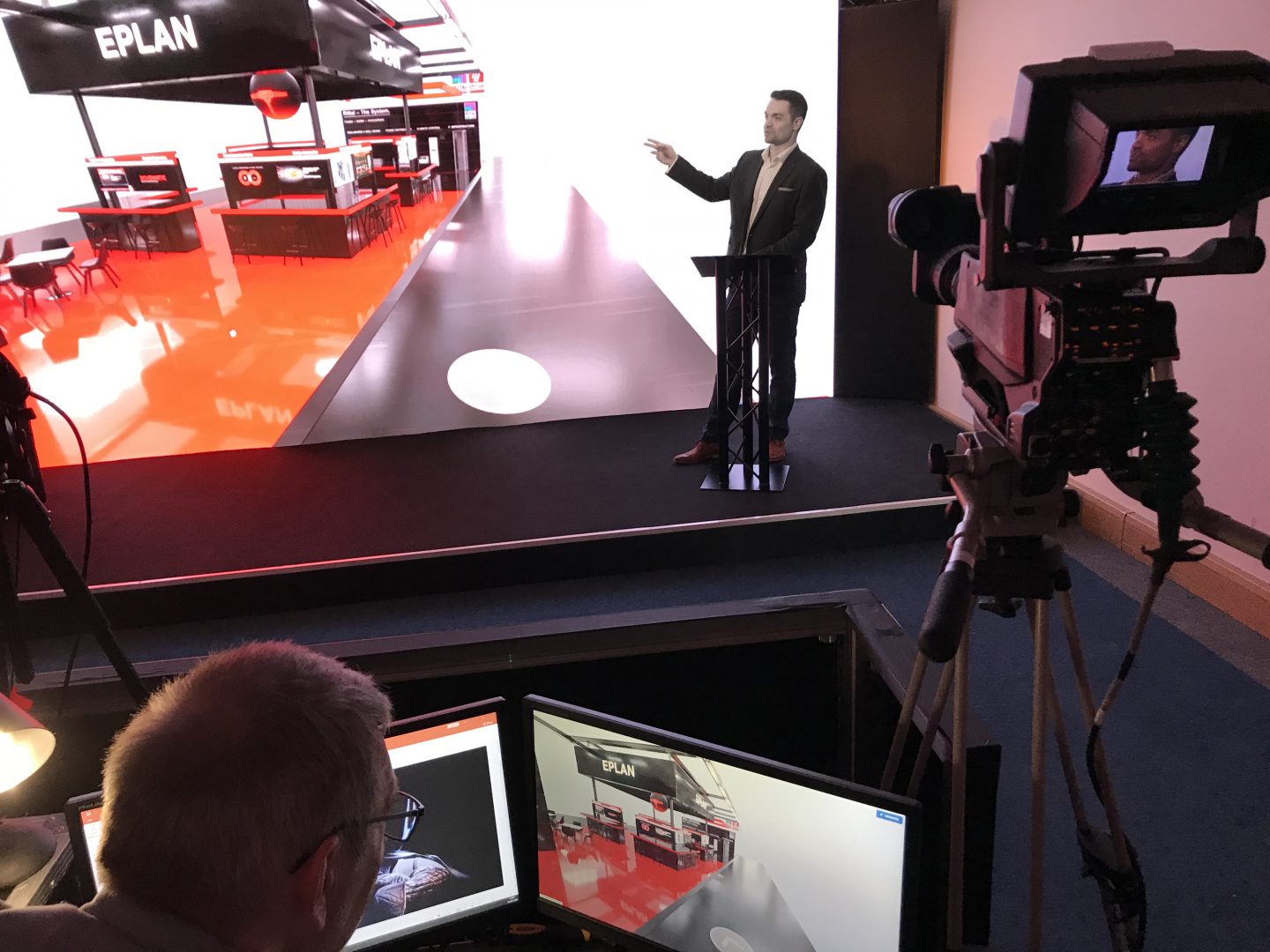Integrate live presentations into virtual events